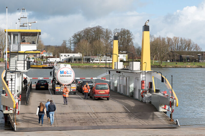 Veerpont over de Lek tussen Groot-Ammers en Schoonhoven
