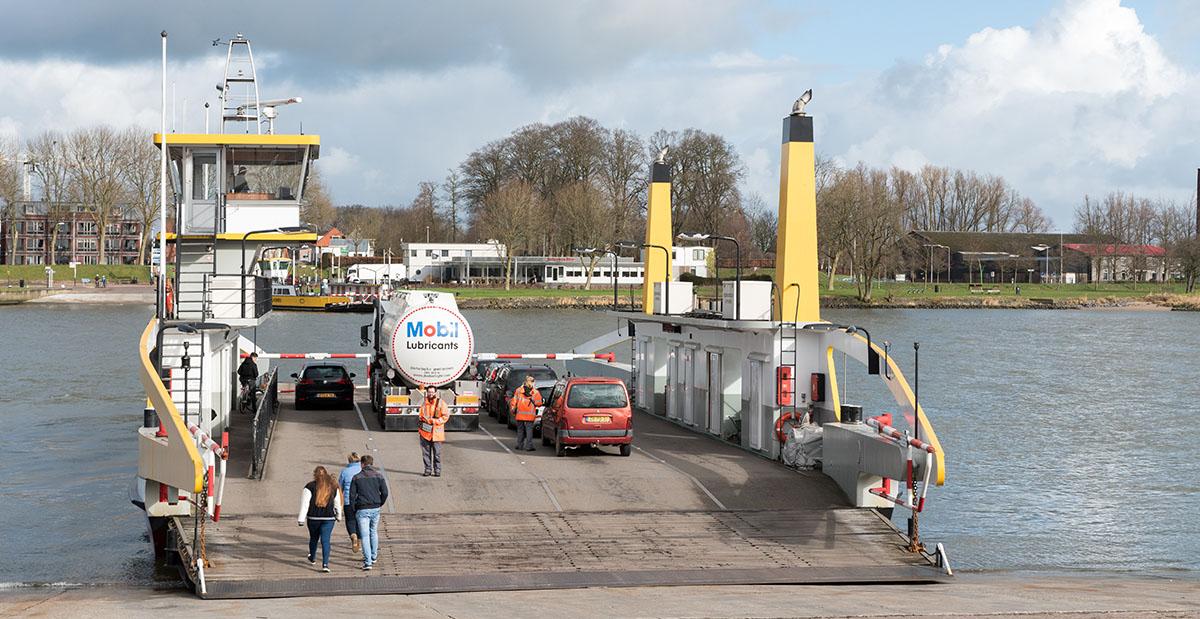 Veerpont over de Lek tussen Groot-Ammers en Schoonhoven