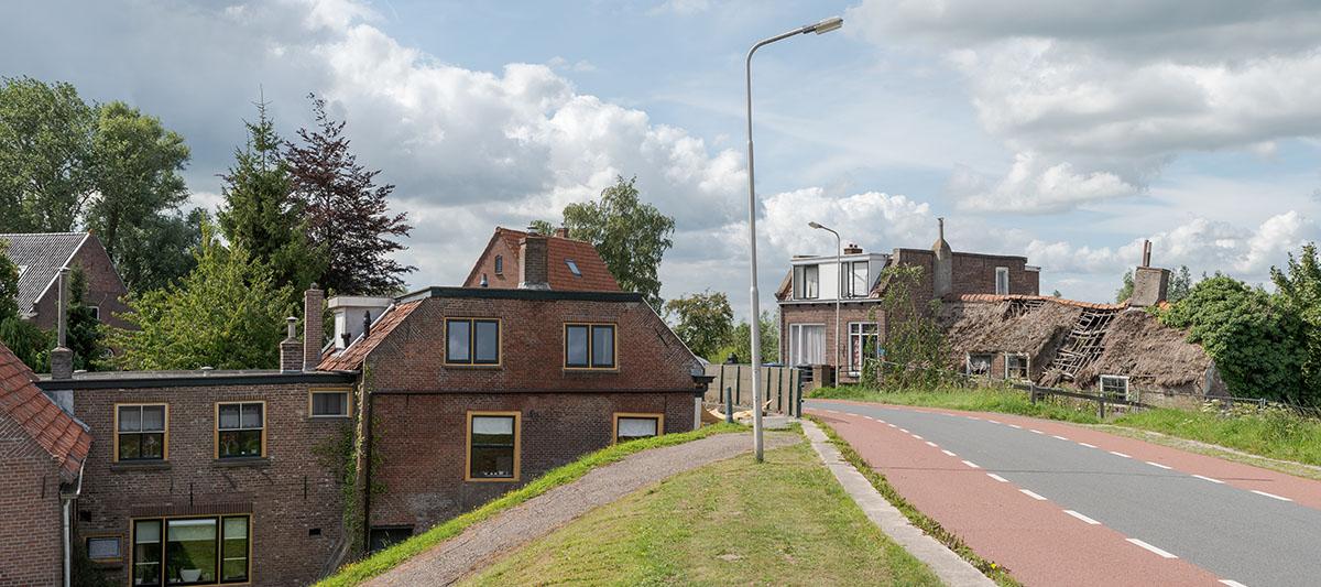 Dijkwoningen in het buurtschap Sluis