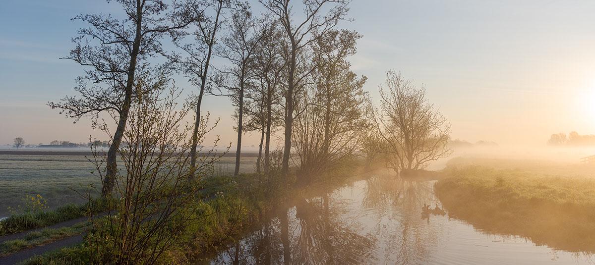 Zonsopkomst met mist in de donkse laagten