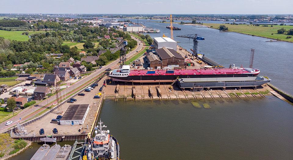 Luchtfoto botenhelling rivierdijk Hardinxveld-Giessendam