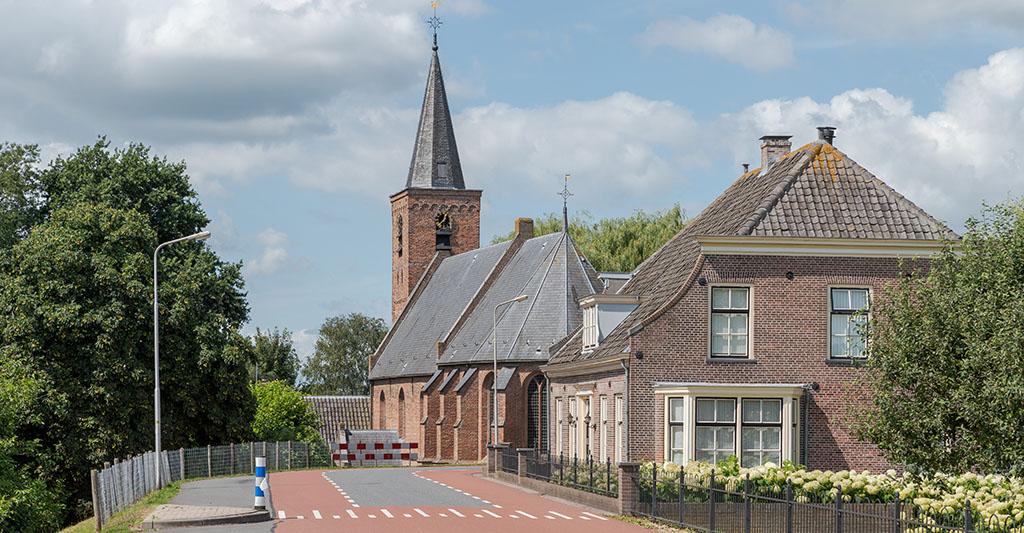 Voormalig veerhuis en de NHV kerk in Tienhoven