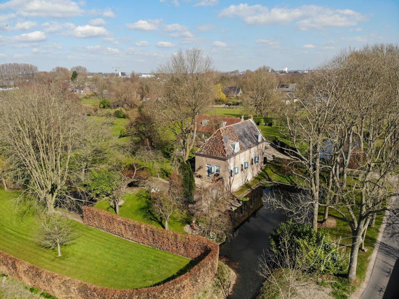 Luchtfoto bijgebouw bij voormalig slot Gelkenes