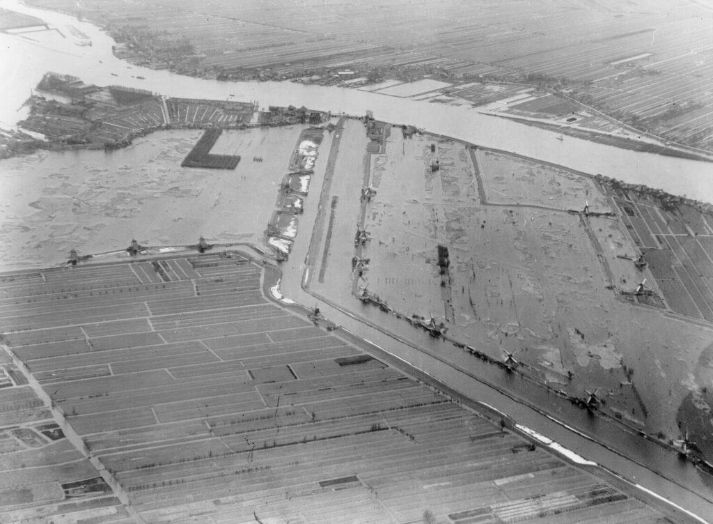 luchtfoto boezems en sluizen bij Elshout