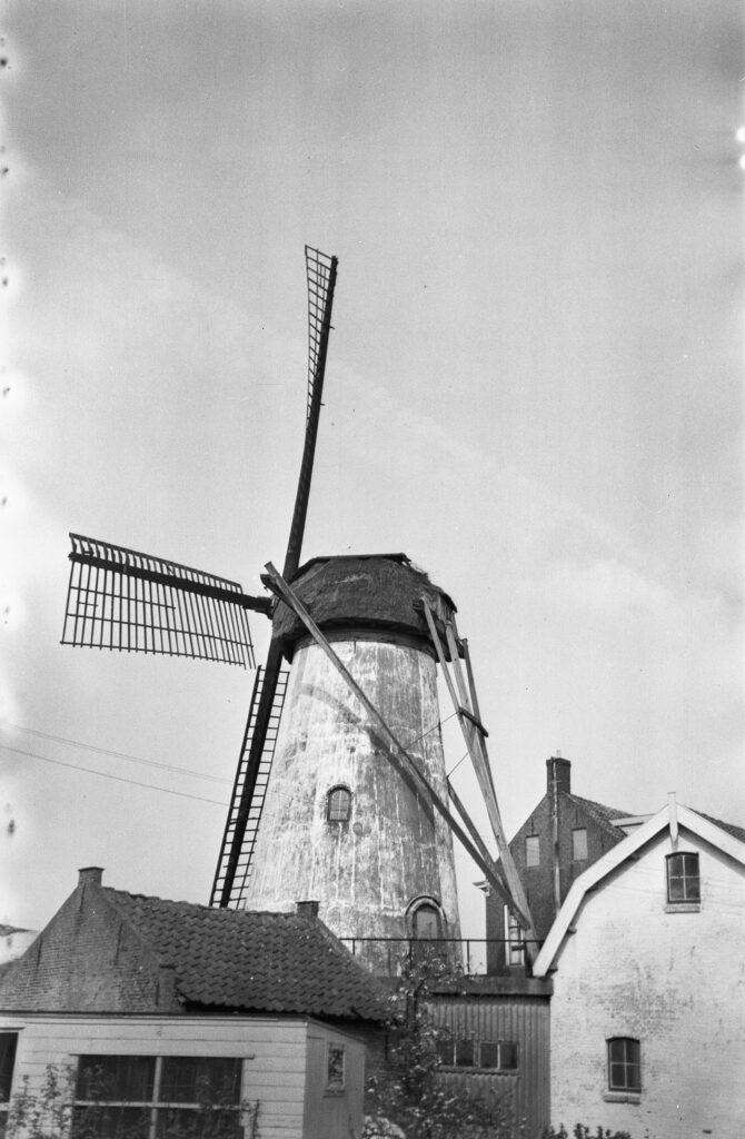 Korenmolen De Regt in vervallen staat