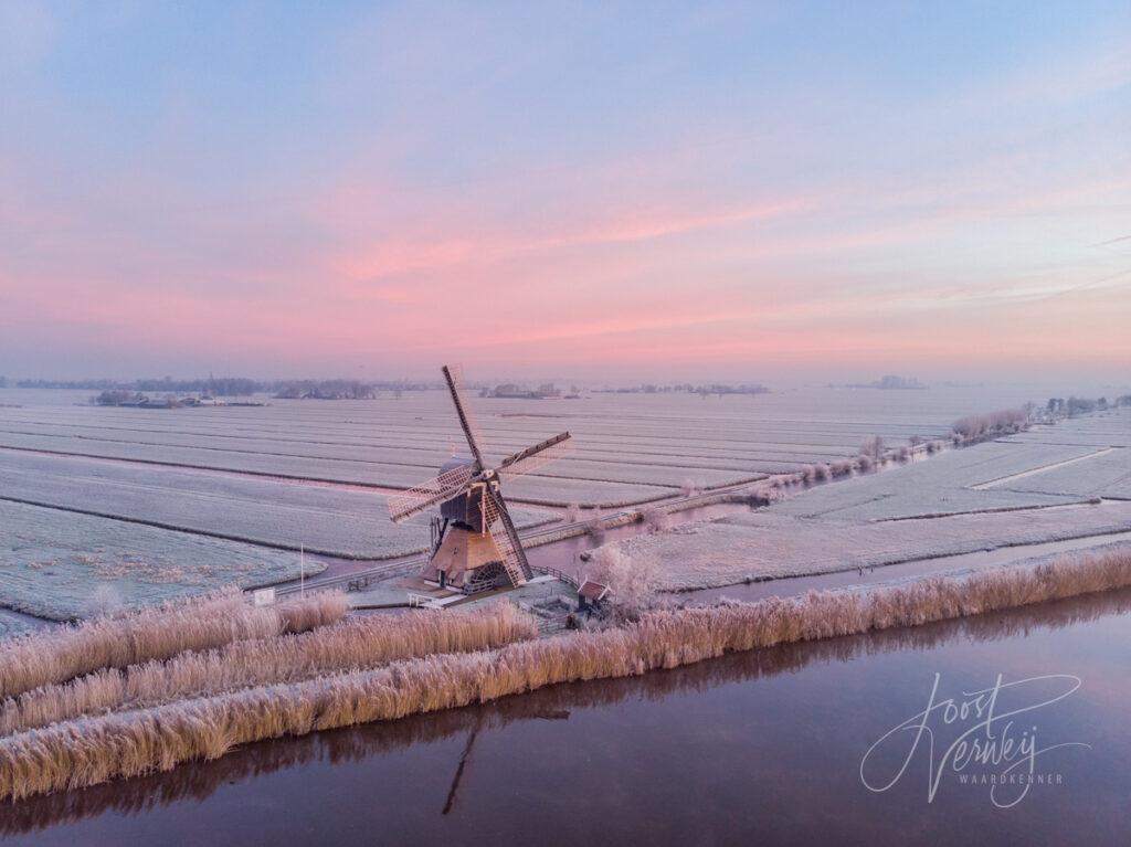 Luchtfoto Broekmolen in winters landschap