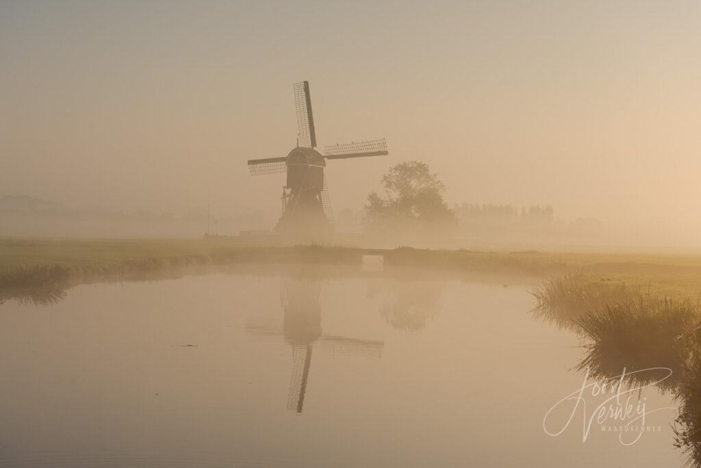 Oude Weteringmolen in mistige zonsopkomst