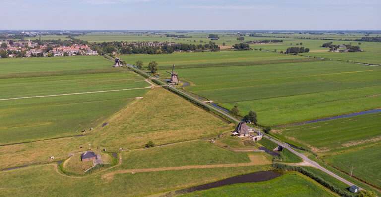 Luchtfoto met 5 molens in polder Streefkerk