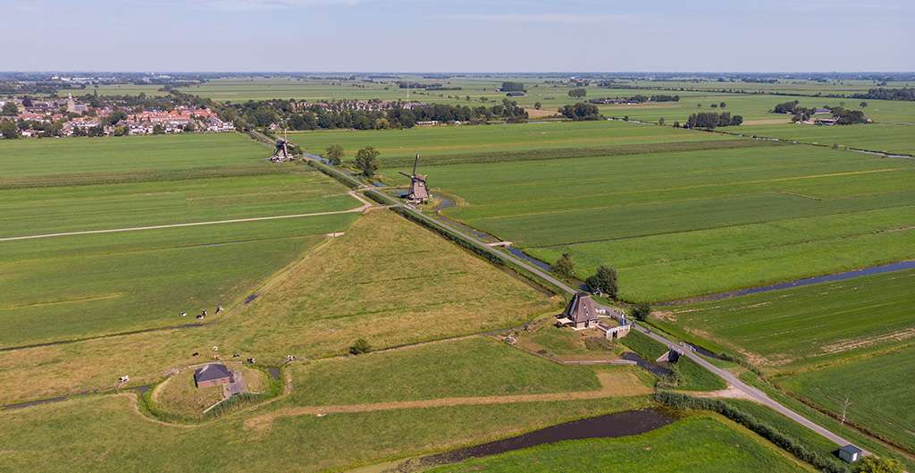 Luchtfoto met 5 molens in polder Streefkerk