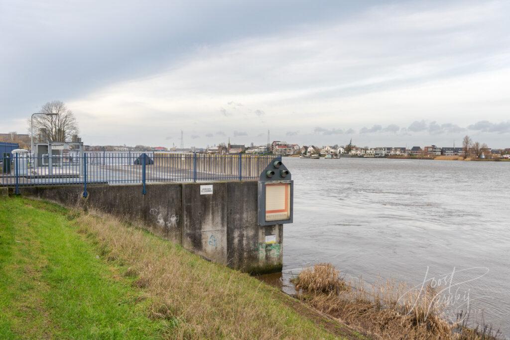 Uitlaat Elshoutsluis op rivier De Lek