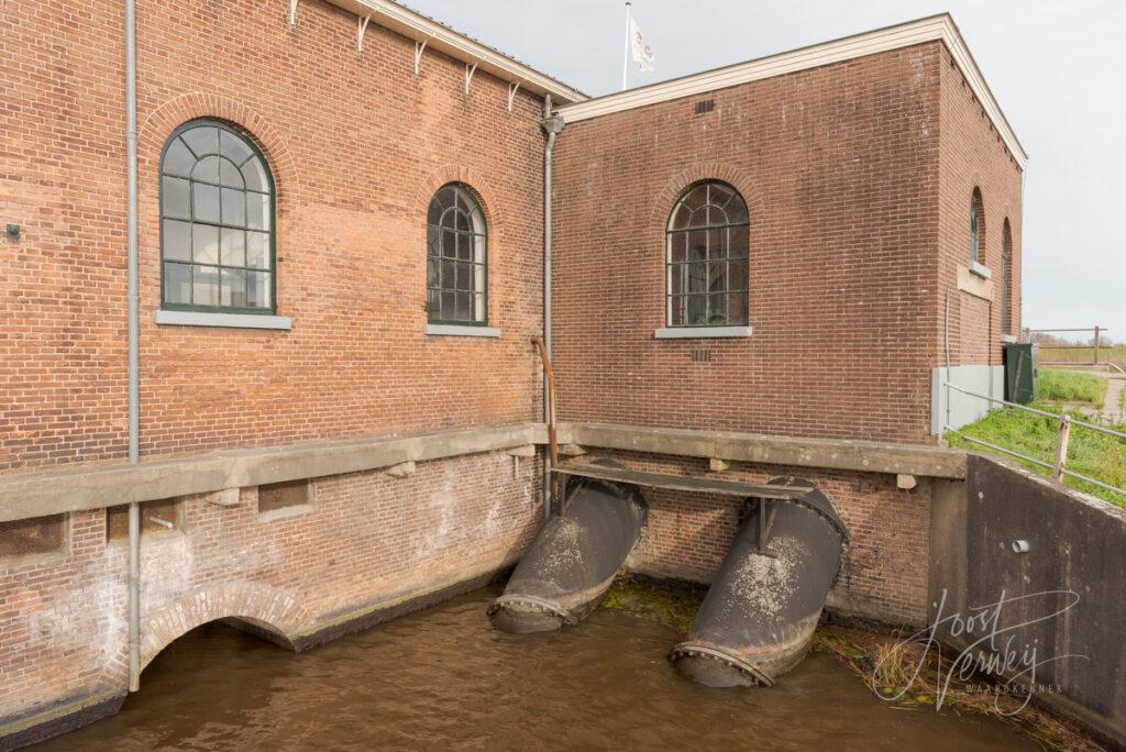 Buizen aan zijkant Wisboomgemaal