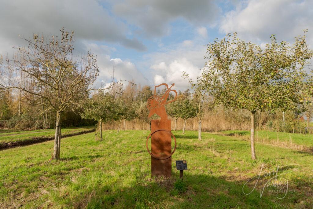 Beeld Zon in de Hoogstamboogaard van de Heemtuin