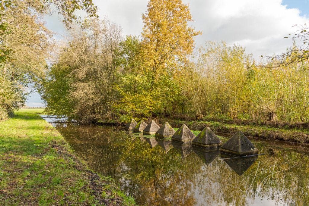 Kunstwerk van betonnen piramides in Alblasserbos