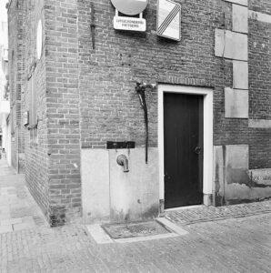stadspomp in de zijgevel Kapelsteeg