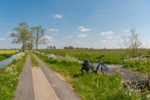Wandel en fietspad in polderlandschap