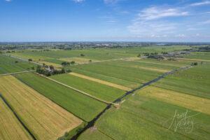 Luchtfoto poldergebied met ruilverkavelingsweg